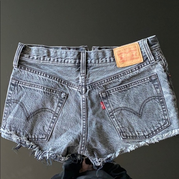 Black vintage levi jean shorts - Picture 2 of 4